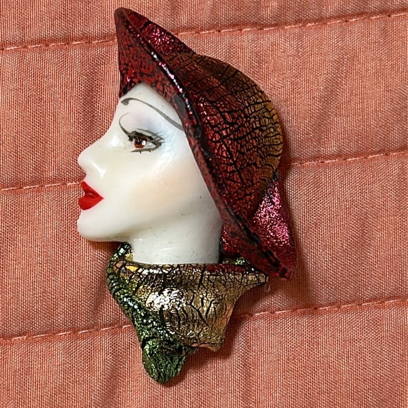 Vintage Lady Face Profile Head Brooch Pin with Hat Elegant Silhouette, plastic - Picture 13 of 13